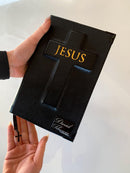 Combo Biblia em couro preta Cruz + Placa média