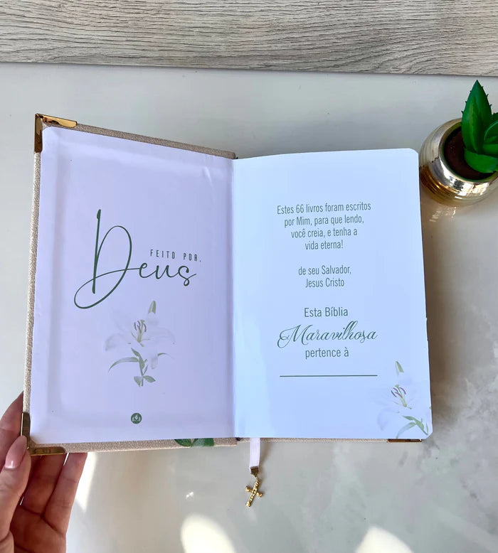 Bíblia Sagrada Lírio do Campo em Linho — Um Toque de Pureza e Graça