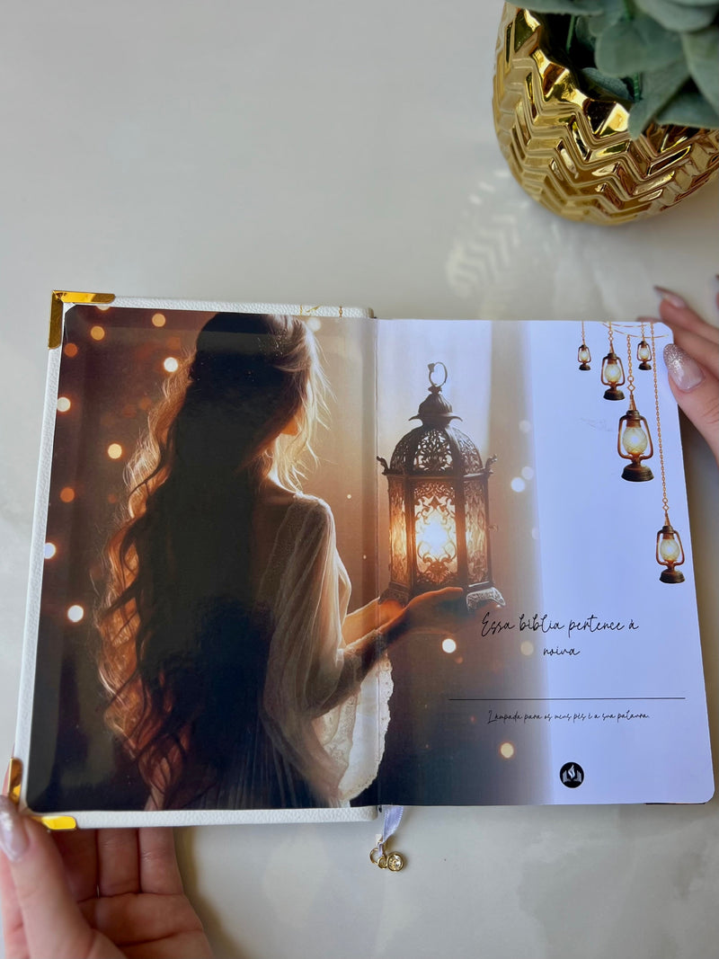 Combo Bíblia Média Courino Lamparina na cor Branca + Placa + Cartela de índice