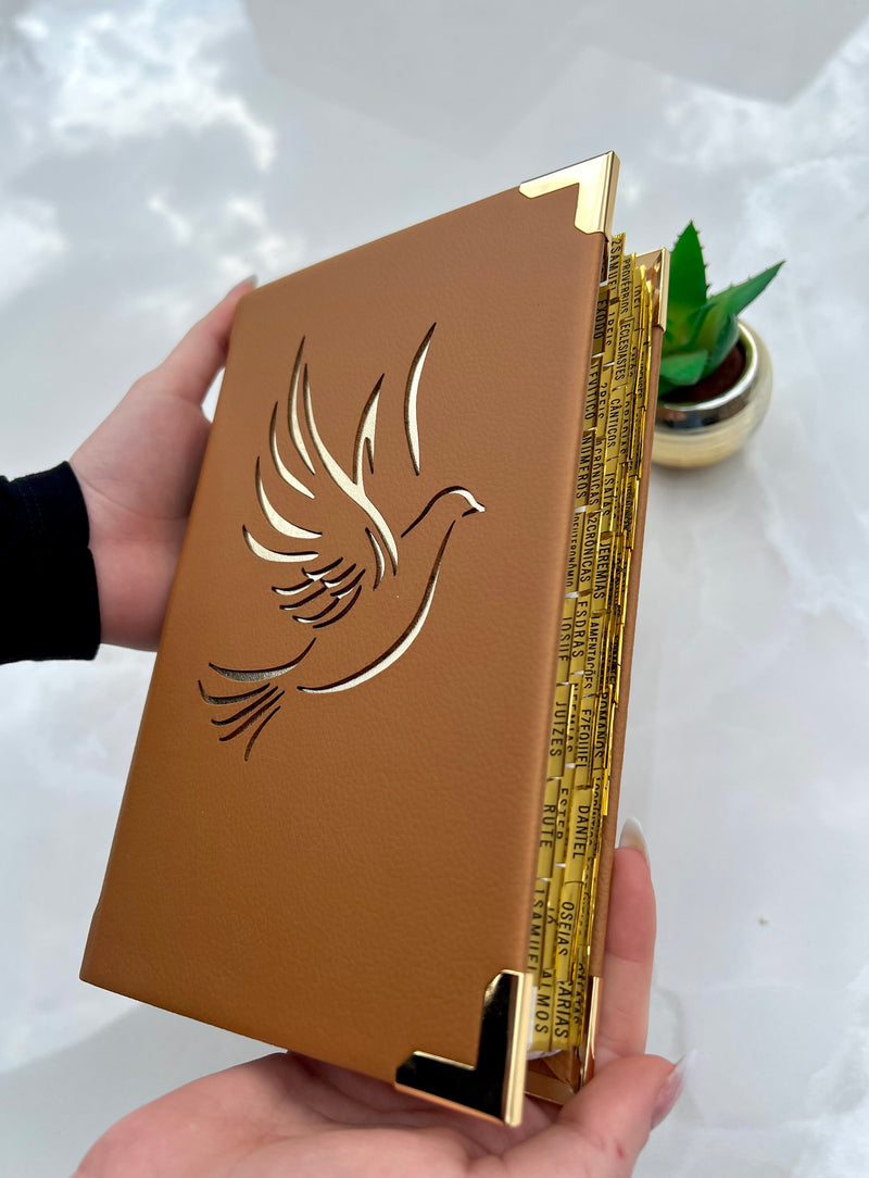 Bíblia Pombinho do Espírito Santo courino caramelo