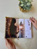 Combo Bíblia Lamparina Glitter Dourado + cartela de índice