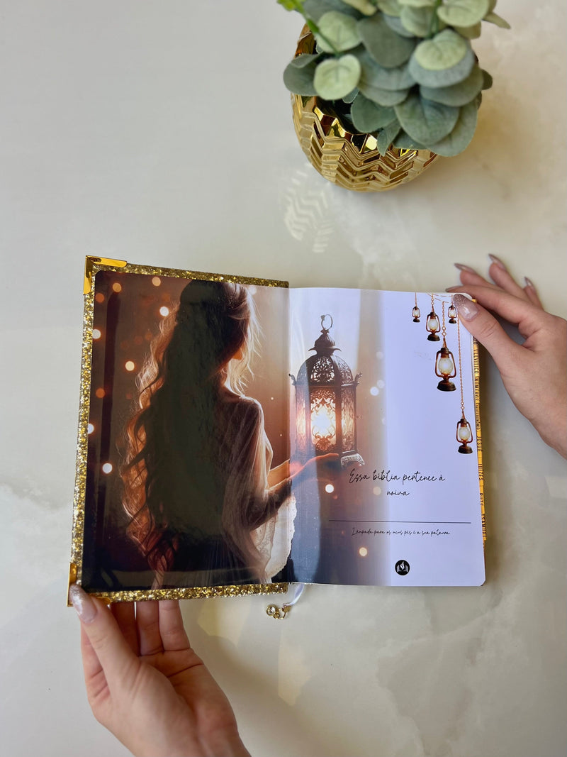 Combo Bíblia Lamparina Glitter Dourado + cartela de índice