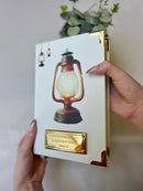 Combo Bíblia Média Courino Lamparina na cor Branca + Placa + Cartela de índice