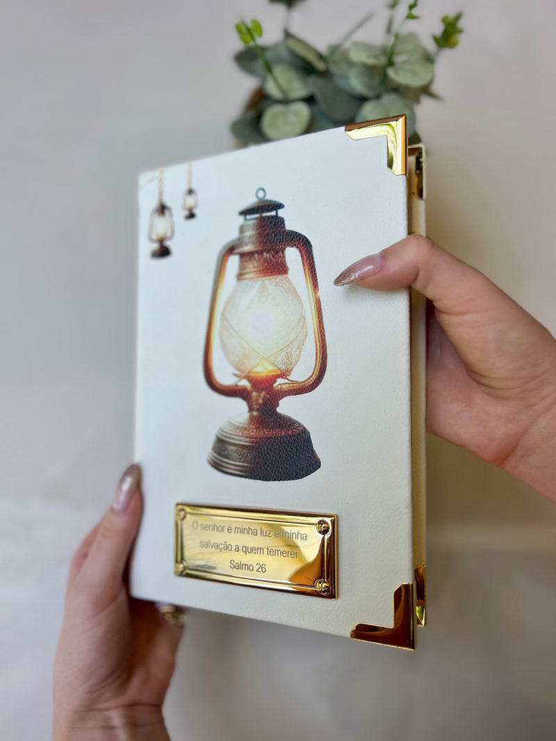 Combo Bíblia Média Courino Lamparina na cor Branca + Placa + Cartela de índice