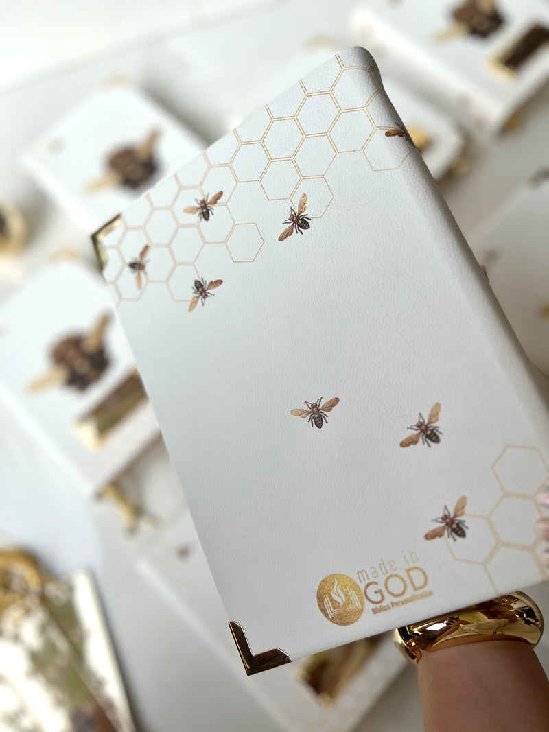 Combo Bíblia Courino Abelha na cor Branca + Cartela de índice + Plaquinha + 2 Pingentes