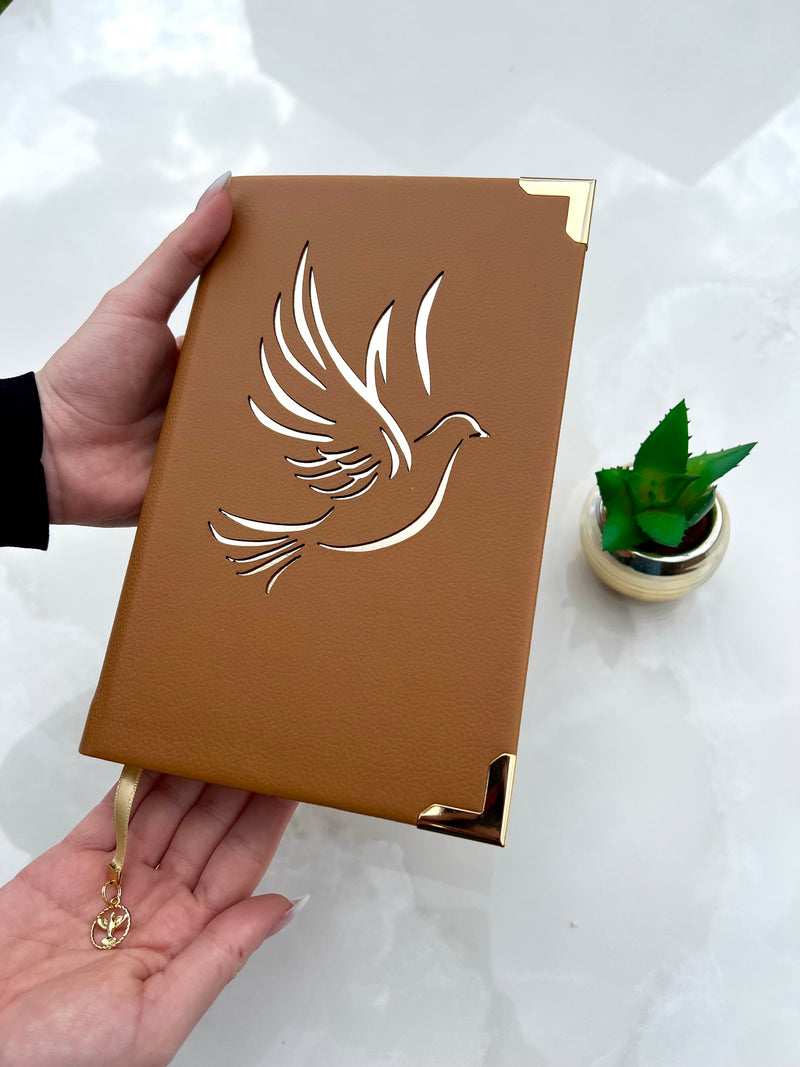 Bíblia Pombinho do Espírito Santo courino caramelo