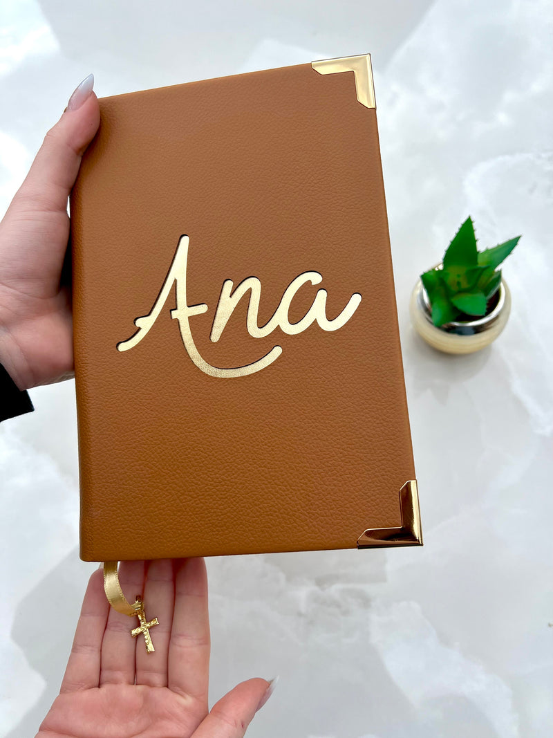 Bíblia com nome courino caramelo