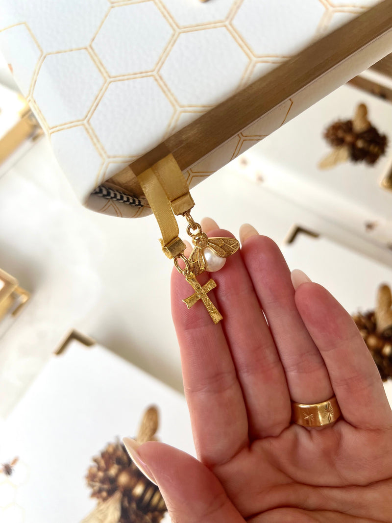 Combo Bíblia Courino Abelha na cor Branca + Cartela de índice + Plaquinha + 2 Pingentes