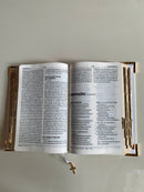 Combo Bíblia Courino Branco Metamorfose + Cartela de índice e Placa Grande