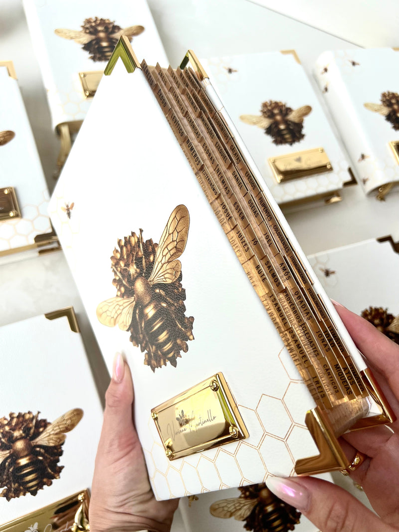 Combo Bíblia Courino Abelha na cor Branca + Cartela de índice + Plaquinha + 2 Pingentes