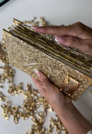 Combo Bíblia Média Glitter Dourado Pombinha do Espírito + Cartela de índice + Placa grande