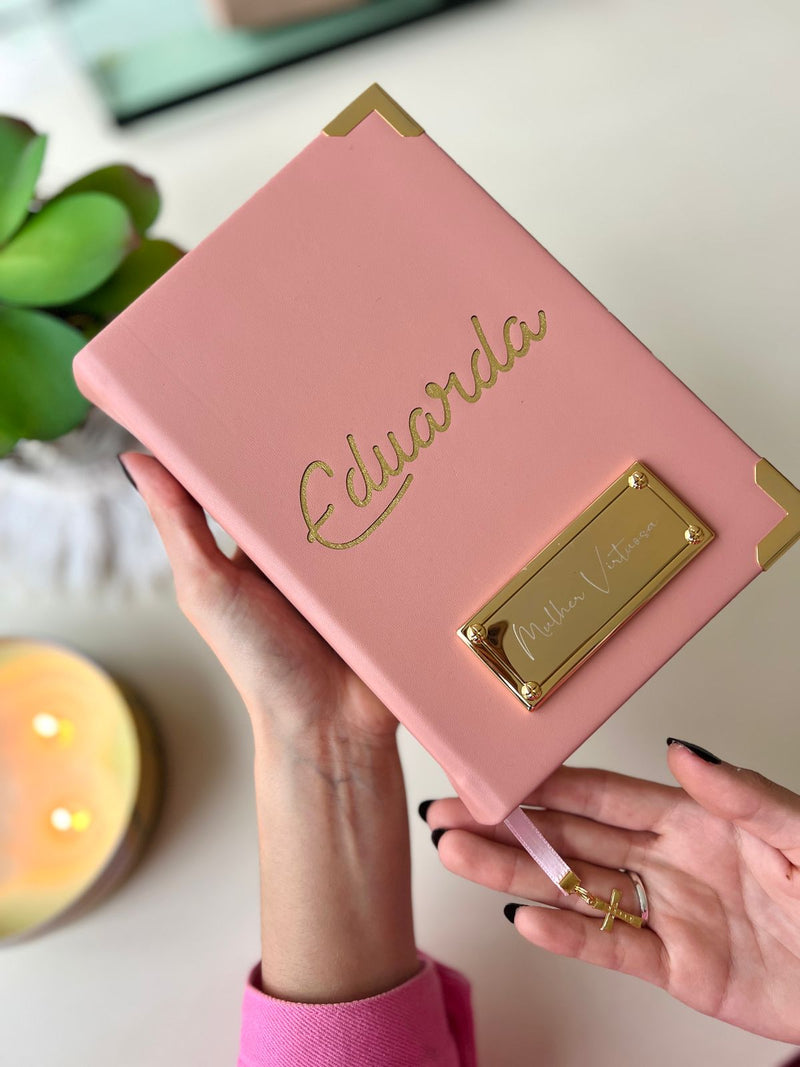 Combo Bíblia com nome courino Rose Vintage + Placa Grande + Cartela de índice