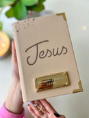 Combo Bíblia Jesus e iniciais courino Nude Vintage + Placa Grande + Cartela de índice