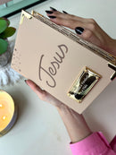 Combo Bíblia Jesus e iniciais courino Nude Vintage + Placa Grande + Cartela de índice