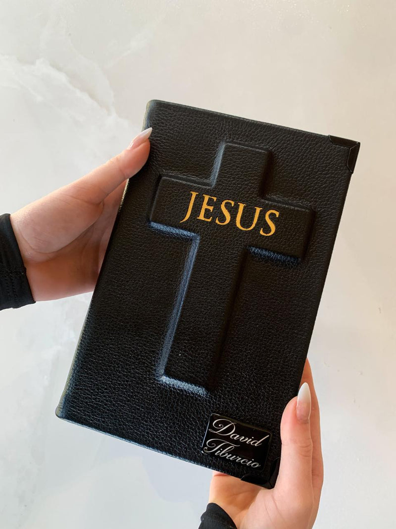 Combo Biblia em couro preta Cruz + Placa média