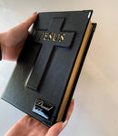 Combo Biblia em couro preta Cruz + Placa média