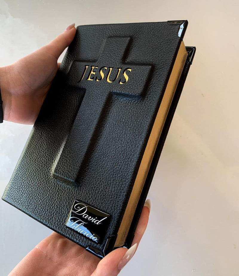 Combo Biblia em couro preta Cruz + Placa média